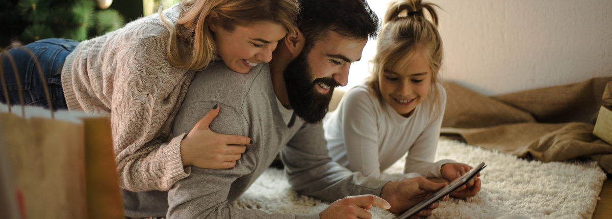famille en train de faire des achats sur internet