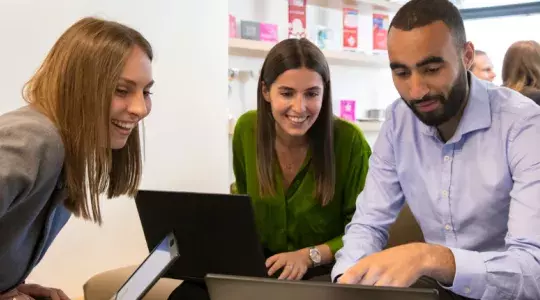 trois consultants en réunion
