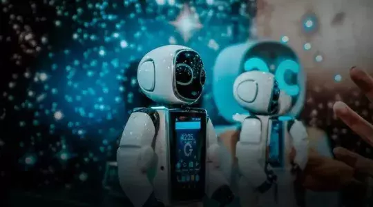 deux robots et une main
